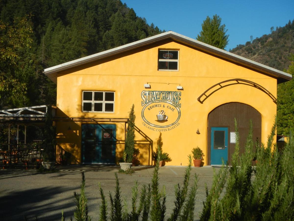 Strawhouse Resorts Big Bar Exteriör bild